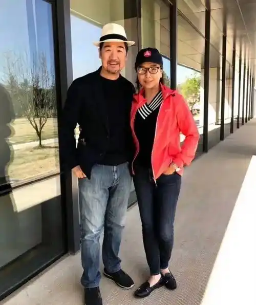 江珊晒照不修图,素颜大变样认不出来,跟农家大婶无异,满脸皱纹却越看