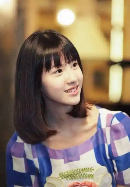 陈都灵早期模特照:青涩衣着挡不住高颜值,学霸气质别人学不来_魅力