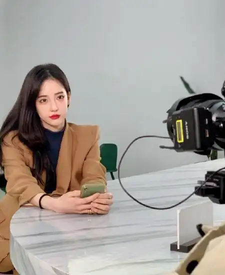 潘南奎自拍时拉近镜头,眼睫毛却成关注重点,这是贴了5层假睫毛吗