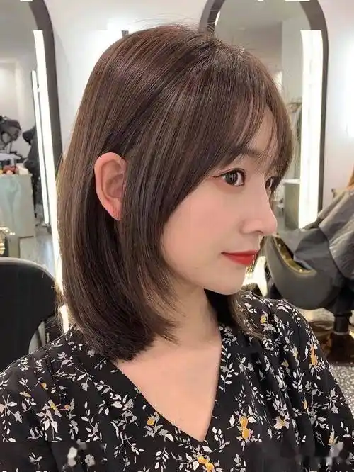 2021流行"秋风初恋锁骨发"_发型