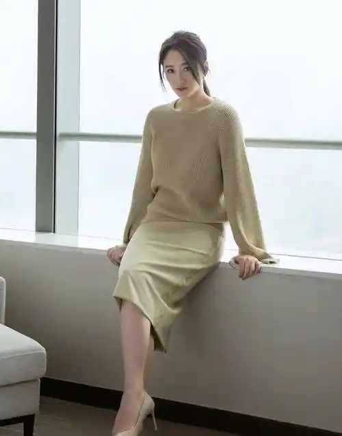 "李小冉"是好腿的代表,红毛衣搭配长靴,大长腿堪比超模_气质_时尚