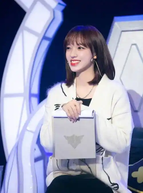 程潇粉美衬衫小短裙,腹部微凸撑满裙子,美少女忘了管理身材吗?