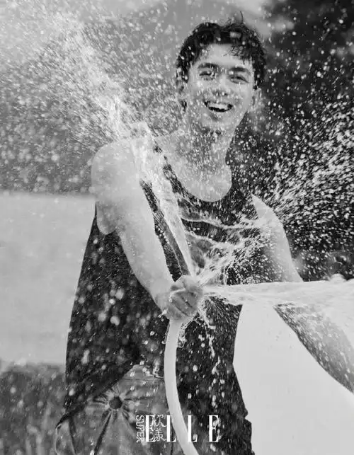 吴磊#《super elle》杂志内页释出,在海边戏水玩闹,举着水管肆意湃鼢