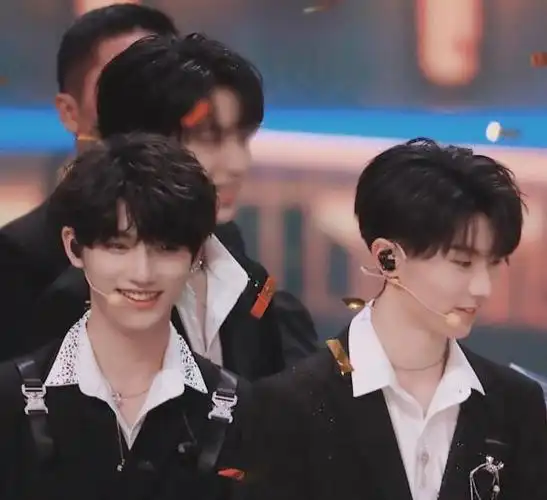 马嘉祺丁程鑫太黏糊递话筒都忍不住摸手吓得后期赶紧剪掉片段