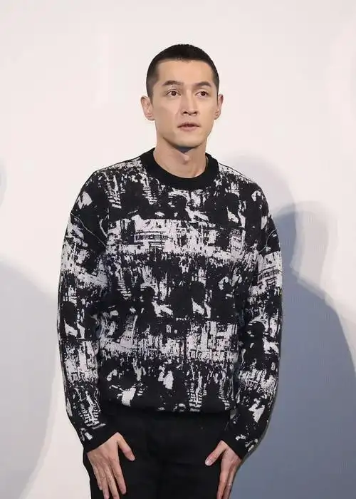 胡歌寸头亮相帅气清爽有颜任性 笑言剃头为庆祝票房过两亿
