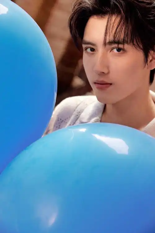 陈飞宇晒照庆24生日怀抱气球阳光帅气精修图宛如卡通人物