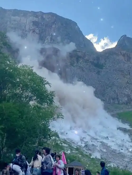 长白山发生山体滑坡,游客不顾危险停下拍视频