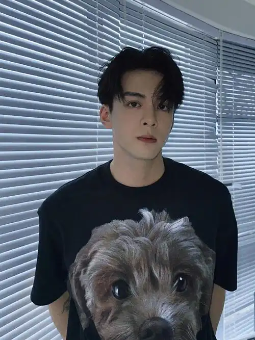 拍自己##曾舜晞狗狗短袖#曾舜晞说拍了拍自己,黑色狗狗短袖有点可爱呀