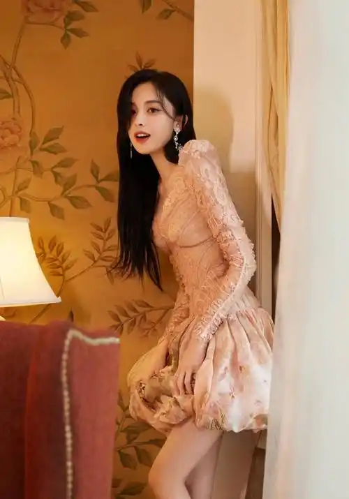 古力娜扎真是天使面庞魔鬼身材,穿吊带印花裙美极了,没人不羡慕