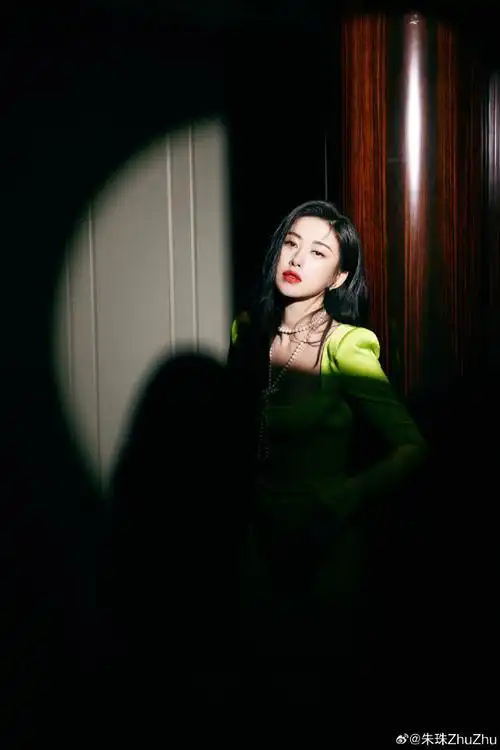 朱珠荧光绿长裙