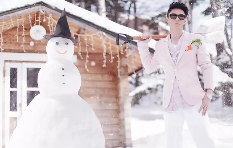 胡歌霍建华封面大片曝光 二人雪地里"撒野"