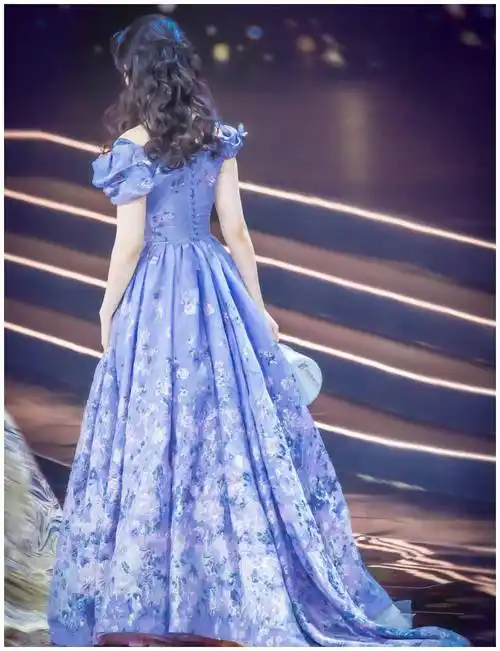 "神仙姐姐"刘亦菲,一袭蓝色公主裙亮相活动,盛世美颜吸睛!