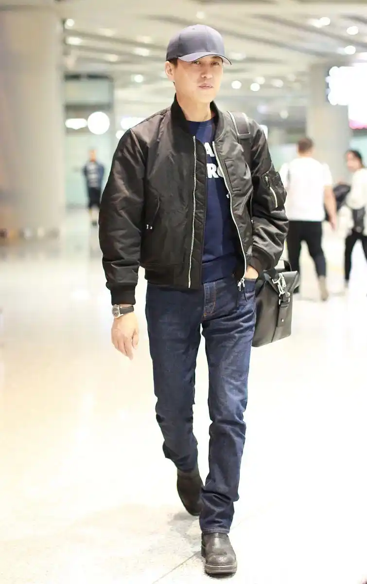 靳东街拍:飞行夹克牛仔裤 黑色旅行袋轻松接地气