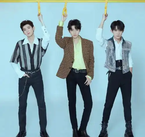 tfboys七周年演唱会看点:王俊凯与女生牵手跳舞,千玺频频笑场