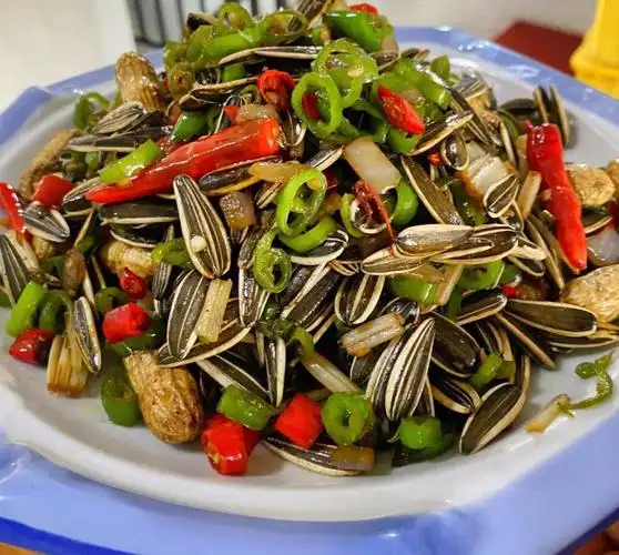 今日午餐辣椒酿肉鸽子汤辣炒瓜子