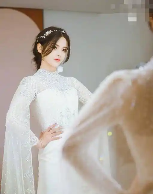 火箭少女穿婚纱,孟美岐气质复古,吴宣仪美成仙女,就杨超越风格大变