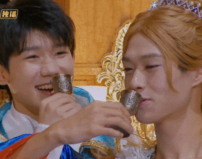 明星大侦探王源交杯酒开心gif动图_动态图_表情包下载_soogif