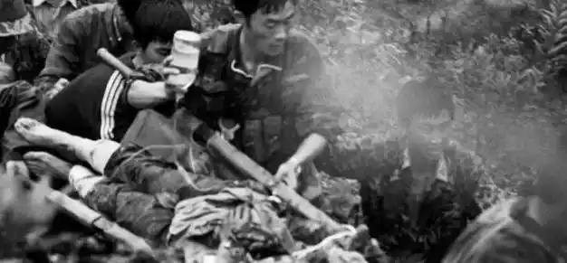 老山火化队战士回忆:整理完烈士遗体,2天吃不下饭,不敢上厕所