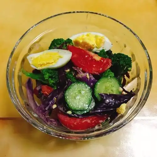 爱吃甜食的少女做的蔬菜沙拉