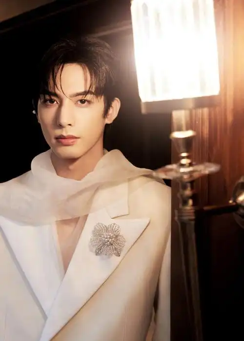 宋威龙白纱造型##宋威龙v领白西装