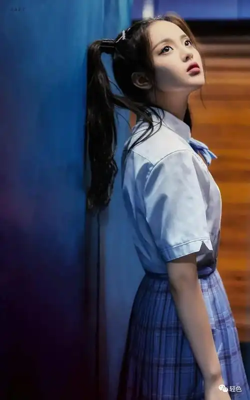 杨超越下车照疯传,实力腿精