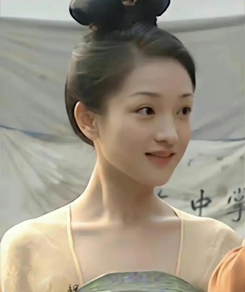 年轻时的周迅真是把"灵动"写在脸上,一双忽闪忽闪的大眼睛写满了故事.