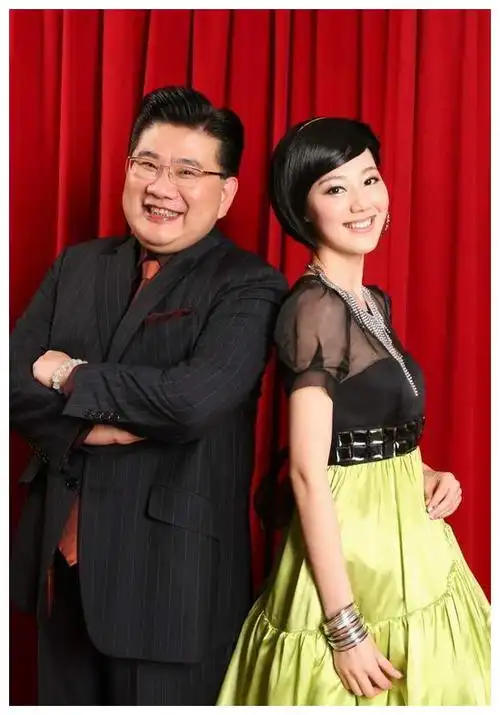 曹可凡近照,梳二分头胖圆脸笑容可掬,妻子是圈外人,儿子也很胖__财经