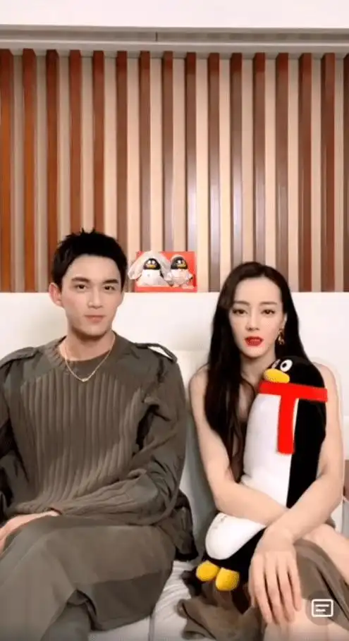 原创吴磊迪丽热巴同框直播状态好两人对视很甜离开美颜滤镜颜值超高