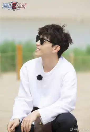 邓伦《极限挑战》录制照来袭 披红袍骑骆驼的沙漠小王子!