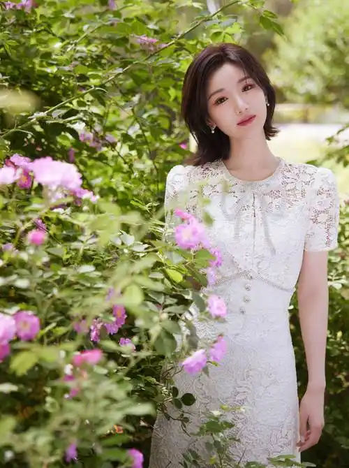 毛晓彤的白色蕾丝镂空裙