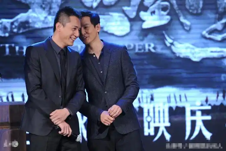 近日刘烨吴彦祖一起亮相某活动,两大型男一起亮相,穿着正装,真的是一