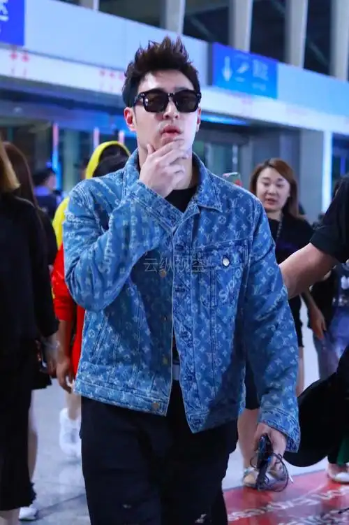 潘玮柏现身网友好难得终于有了你的机场照