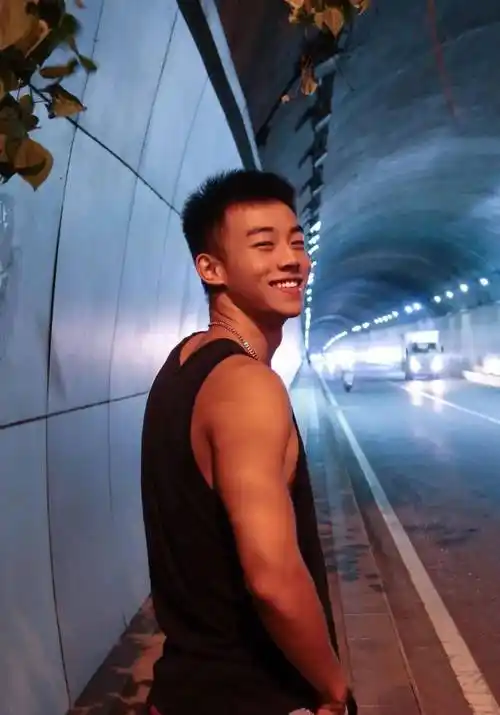 00后,黑皮体育生,灰裤子,大捷豹很明显!_侵权_合作_洽谈