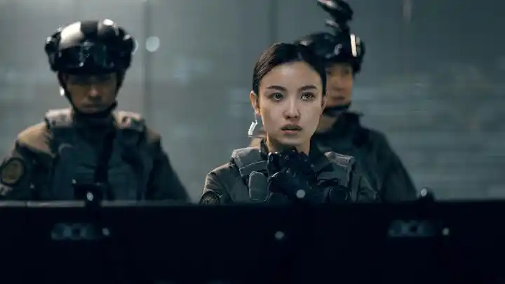 《拆弹专家2》倪妮爬数十米高天梯 相当惊险令人捏汗