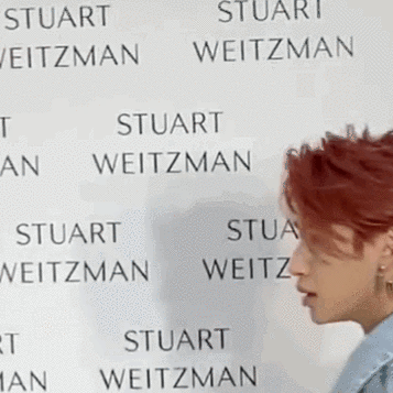 小鬼一身牛仔look出席品牌活动 因现场聚集人员过多光速结束行程