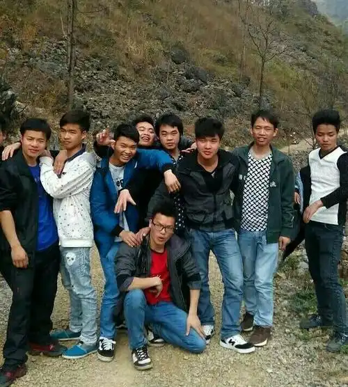 在一个偏远的小山村,有这么一群年轻人,他们都以兄弟相称.