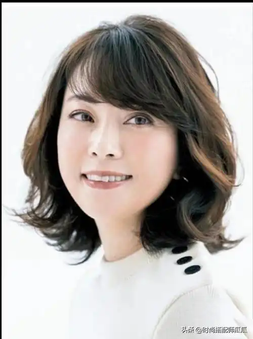 今年最火发型是"锁骨发"!时尚高级显年轻,30~55岁女人都适合