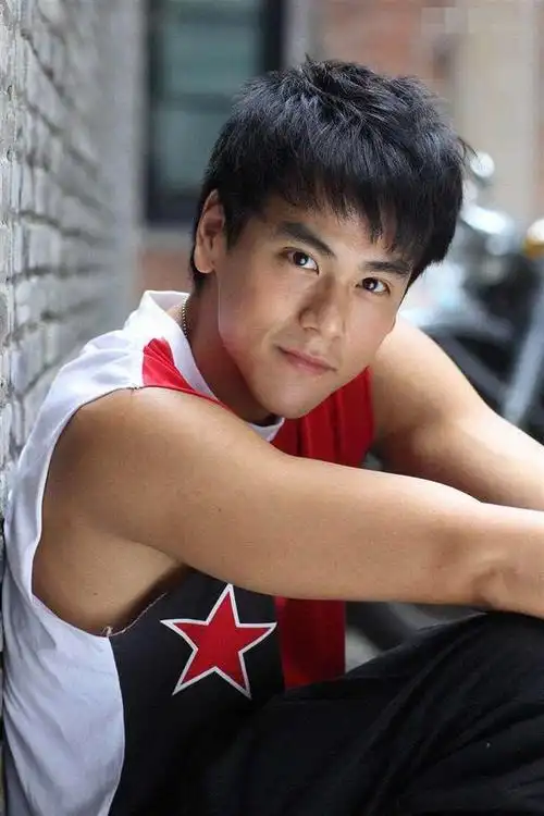 如今很多人迷恋于彭于晏的高颜值,大长腿和8块腹肌,连大导演姜文都对