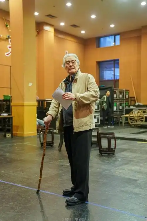 93岁表演艺术家蓝天野出演北京人艺话剧《家》