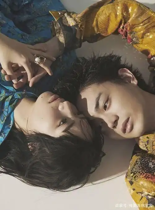 装饰花园刊内页上的菅田将晖&小松菜奈x苏打和nana.