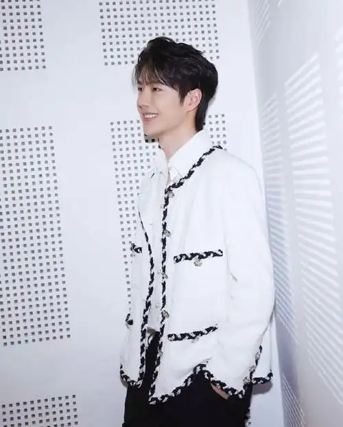 王一博白色小香风造型花絮