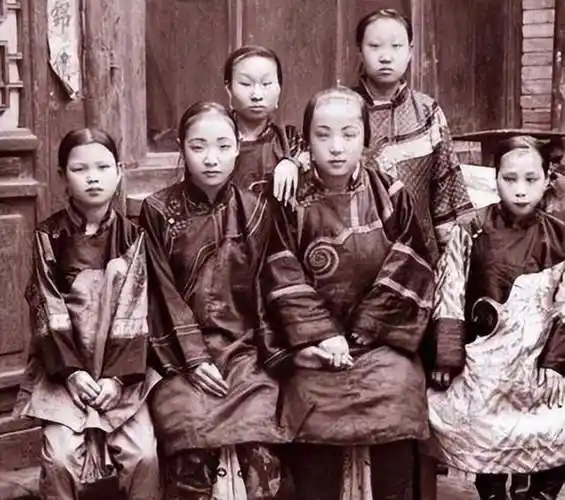 当年袁世凯还是清朝的特使,朝鲜国王为了拉拢袁世凯,就将这位表妹嫁给