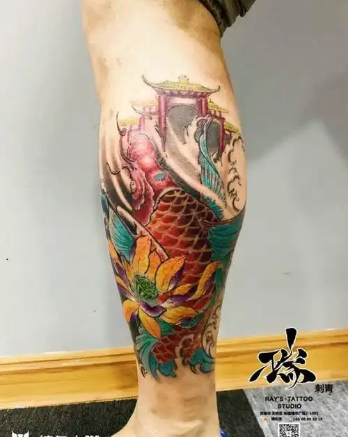 鲤鱼跃龙门纹身图片_腿部新传统彩色莲花鲤鱼跃龙门纹身图案