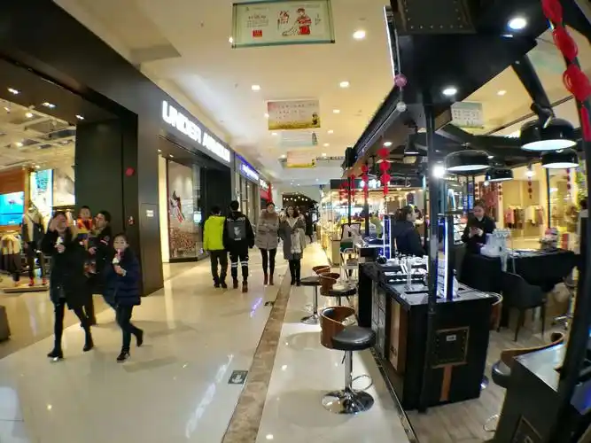 大年初五下午,逛商场.常熟印象城印象. 初四下了大雪.商场里人许多.