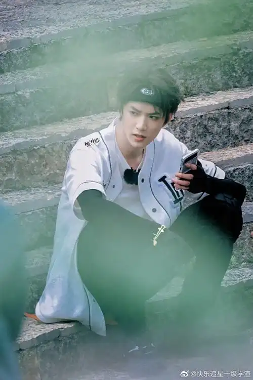 刘耀文衣服上好多笑脸