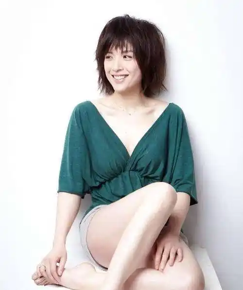 26岁成影后,因拍吻戏被富豪抛弃,42岁二婚嫁靳东被宠成公主_李佳_电影