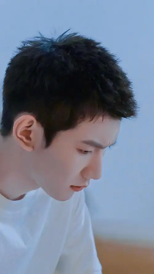 王源理寸头造型