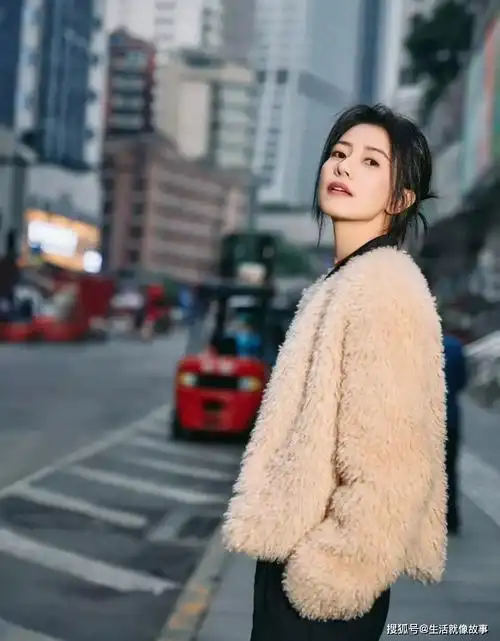 跟着高圆圆学极简穿搭:羊羔羔外套 阔腿裤,轻松穿出高级感_黑色_时尚