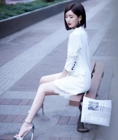 有种保守叫毛晓彤嫌裙子太短就加一层蕾丝不料腿成全场焦点