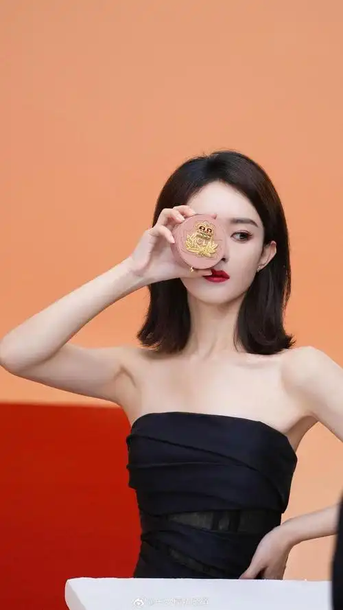 赵丽颖短发红唇